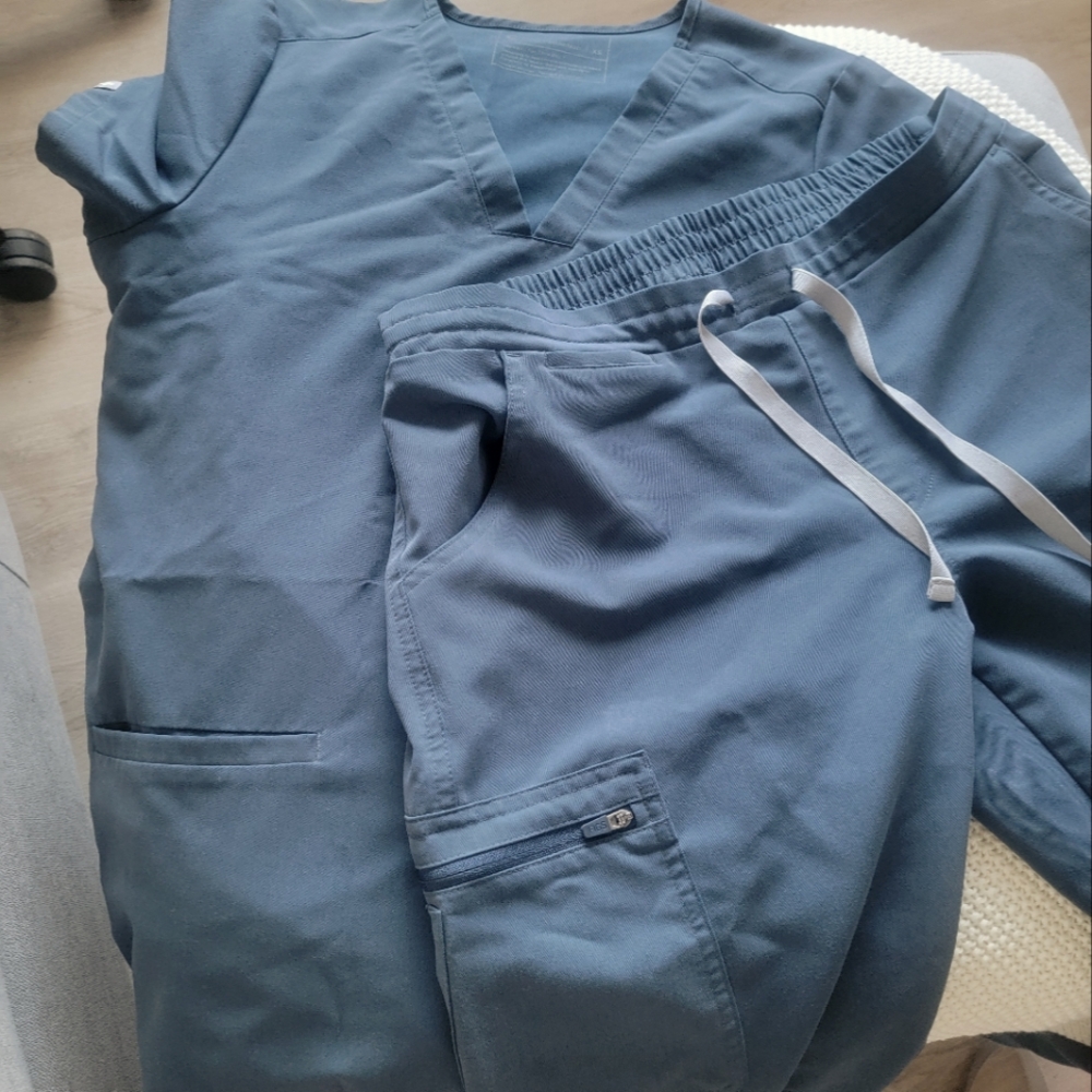 Figs Scrubs - Dark Harbor XS 3 pocket scrub top and S/P yola skinny bottoms
